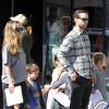 Tobey Maguire avec sa femme Jennifer Meyer et leurs enfants Ruby et Otis se promènent à Venice, à Los Angeles, avec des amis, le 17 février 2013.