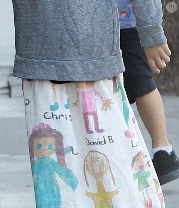 Tobey Maguire, sa femme Jennifer Meyer et leurs enfants Ruby et Otis se promènent à Venice, à Los Angeles, avec des amis, le 17 février 2013.