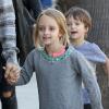 Tobey Maguire, sa femme Jennifer Meyer et leurs enfants Ruby et Otis se promènent à Venice, à Los Angeles, avec des amis, le 17 février 2013.