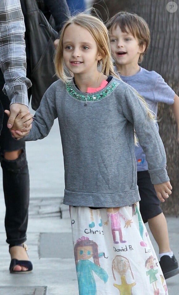 Tobey Maguire, sa femme Jennifer Meyer et leurs enfants Ruby et Otis se promènent à Venice, à Los Angeles, avec des amis, le 17 février 2013.