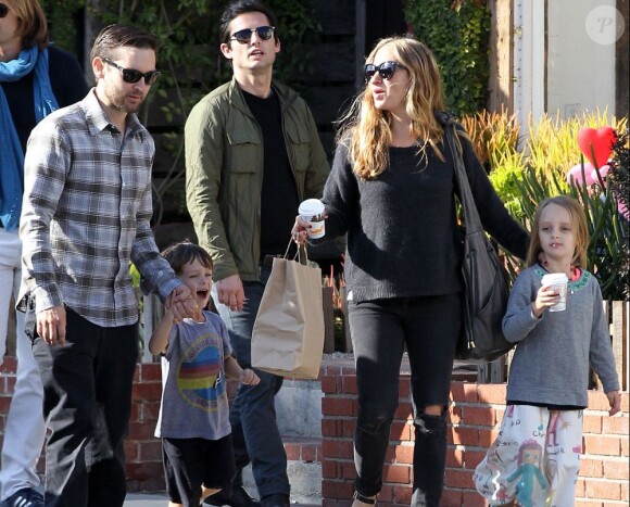 L'acteur Tobey Maguire, sa femme Jennifer Meyer et leurs enfants Ruby et Otis se promènent à Venice, à Los Angeles, avec des amis, le 17 février 2013.