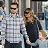 Tobey Maguire entouré de sa femme Jennifer Meyer et leurs enfants Ruby et Otis se promènent à Venice, à Los Angeles, avec des amis, le 17 février 2013.