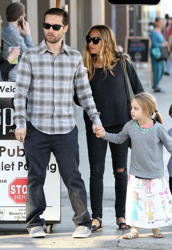 Tobey Maguire entouré de sa femme Jennifer Meyer et leurs enfants Ruby et Otis se promènent à Venice, à Los Angeles, avec des amis, le 17 février 2013.