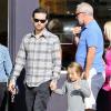 Tobey Maguire, sa femme Jennifer Meyer et leurs enfants Ruby et Otis se promènent à Venice, à Los Angeles, avec des amis, le 17 février 2013.