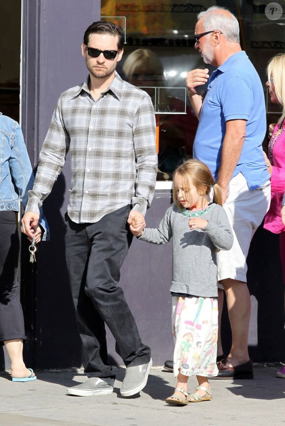 Tobey Maguire, sa femme Jennifer Meyer et leurs enfants Ruby et Otis se promènent à Venice, à Los Angeles, avec des amis, le 17 février 2013.
