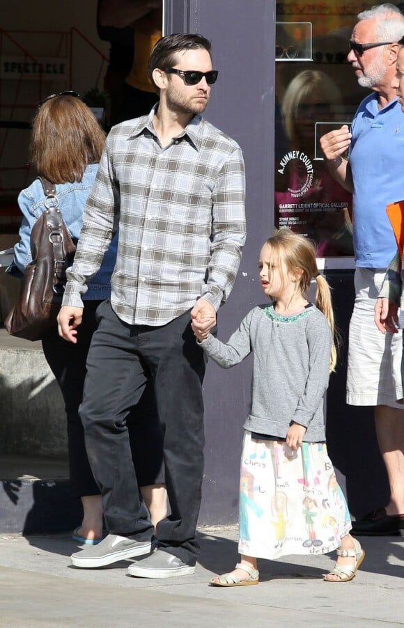 Tobey Maguire, sa femme Jennifer Meyer et leurs enfants Ruby et Otis se promènent à Venice, à Los Angeles, avec des amis, le 17 février 2013.