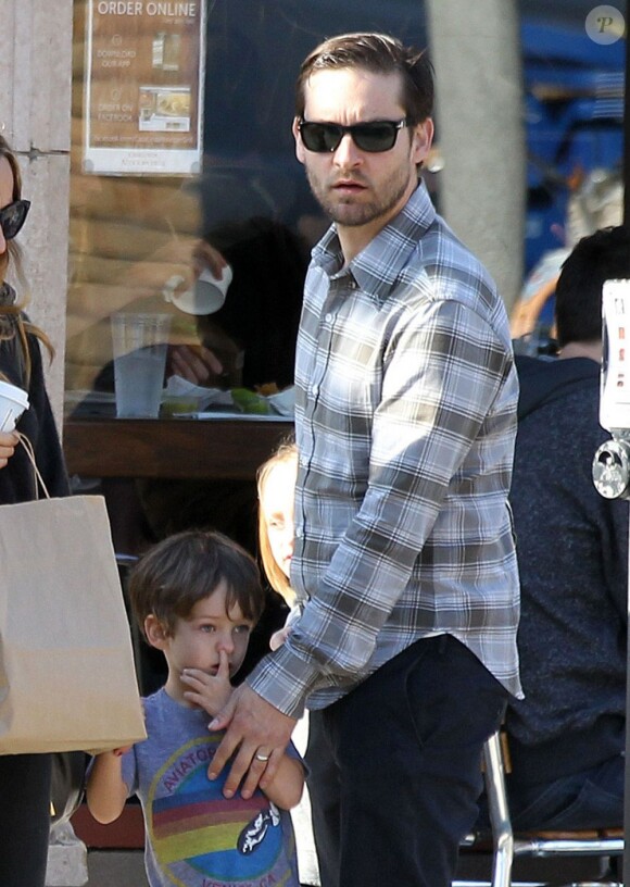 Tobey Maguire, sa femme Jennifer Meyer et leurs enfants Ruby et Otis se promènent à Venice, à Los Angeles, avec des amis, le 17 février 2013.