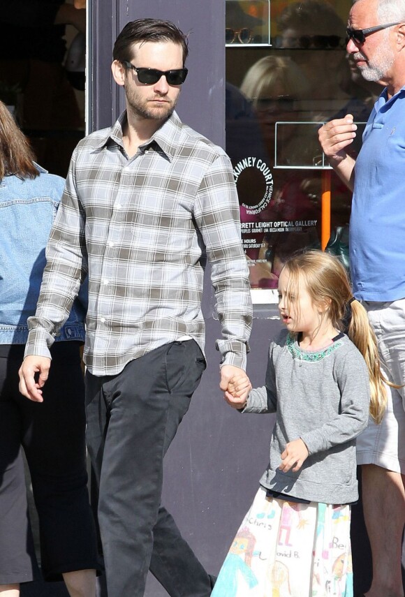 Tobey Maguire, sa femme Jennifer Meyer et leurs enfants Ruby et Otis se promènent à Venice, à Los Angeles, avec des amis, le 17 février 2013.