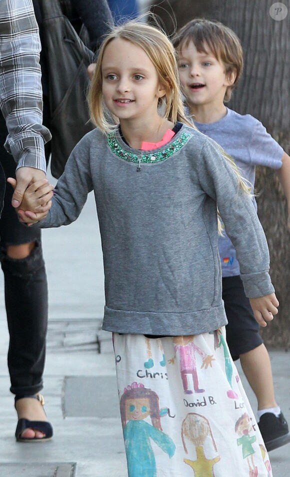Tobey Maguire, sa femme Jennifer Meyer et leurs enfants Ruby et Otis se promènent à Venice, à Los Angeles, avec des amis, le 17 février 2013. La jeune fille porte une jupe en hommage à certaines stars.