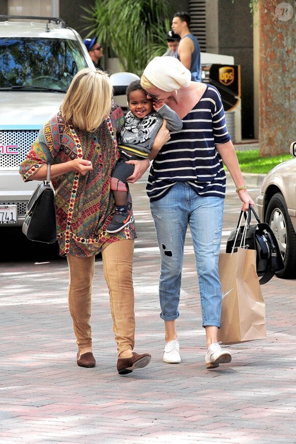 Charlize Theron et son fils Jackson lors d'une sortie à Beverly Hills pour faire quelques emplètes en compagnie de Gerda, grand-mère comblée et heureuse 16 février 2013