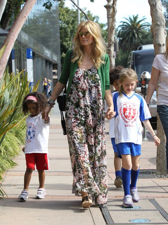 Heidi Klum et son compagnon Martin Kristen lors d'une sortie foot avec les enfants du sublime mannequin, les garçons Johan et Henry et les filles Lou et Leni à Brentwood le 16 février 2013