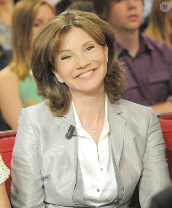 Béatrice Schönberg à l'enregistrement de l'émission Vivement dimanche, diffusée le 9 mai 2010.