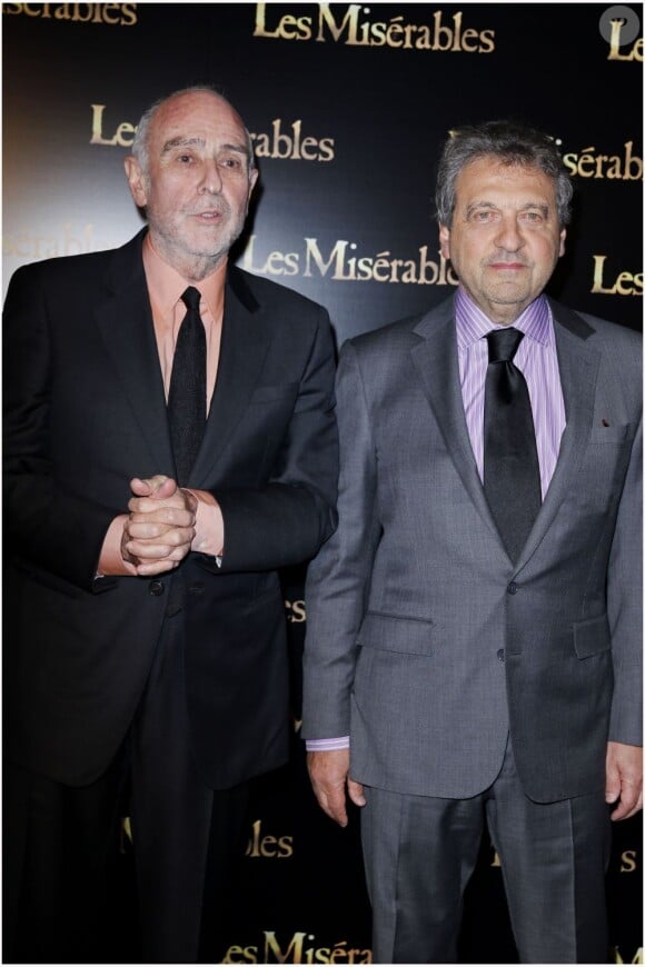 Claude-Michel Schönberg (à gauche) et Alain Boublil à la première du film Les Misérables au cinéma Gaumont Marignan sur les Champs-Elysées à Paris le 5 février 2013.