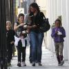 Shiloh et Zahara Jolie-Pitt mangent un frozen yogurt à Los Angeles, le 18 février 2013