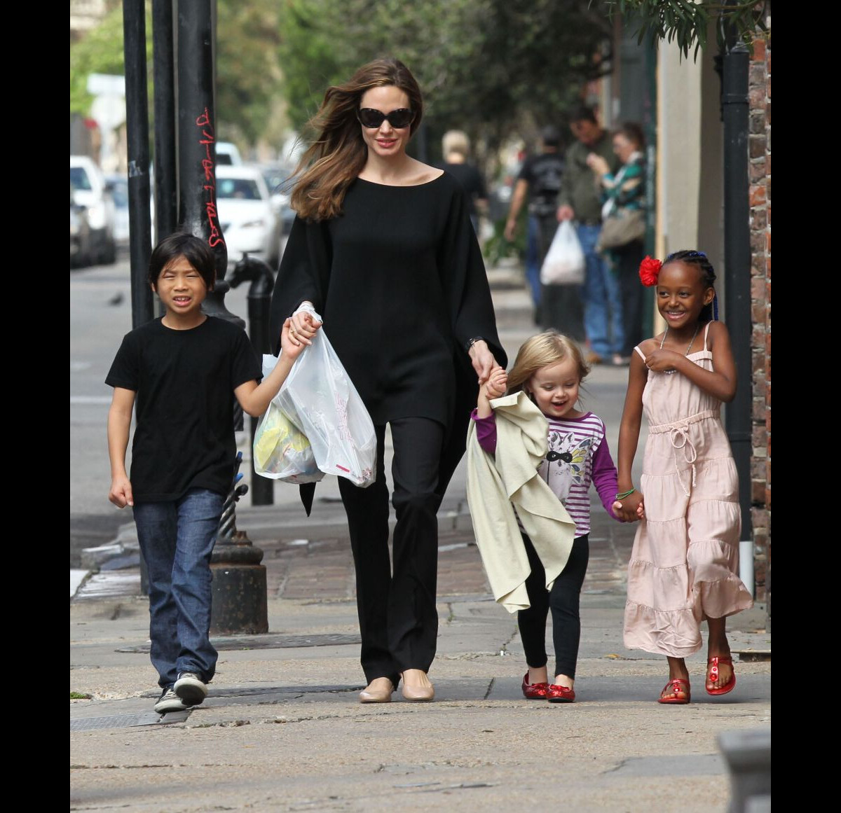 Photo Angelina Jolie Avec Ses Enfants Pax Vivienne Zahara à La