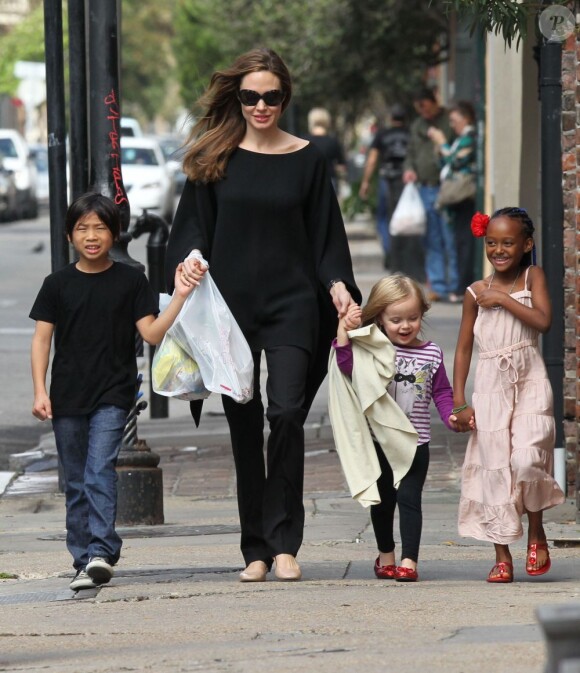 Angelina Jolie avec ses enfants Pax, Vivienne, Zahara à la Nouvelle-Orléans le 11 mars 2012