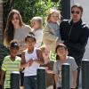 Brad Pitt, Angelina Jolie et leurs enfants Knox et Vivienne, dans leurs bras, ainsi que Zahara, Maddox, Shiloh et Pax, à la Nouvelle-Orléans le 20 mars 2011