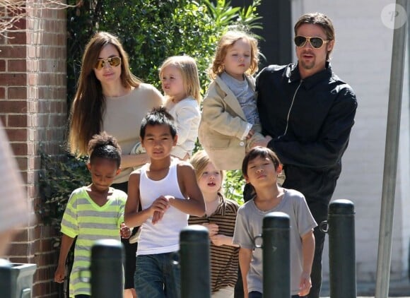 Brad Pitt, Angelina Jolie et leurs enfants Knox et Vivienne, dans leurs bras, ainsi que Zahara, Maddox, Shiloh et Pax, à la Nouvelle-Orléans le 20 mars 2011
