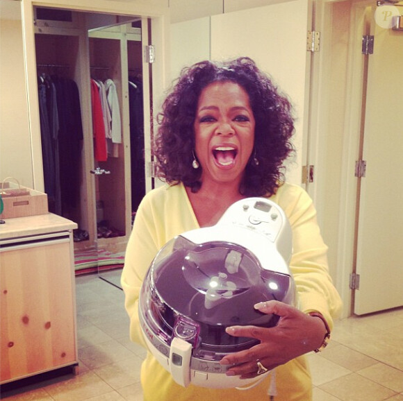 Oprah Winfrey, très heureuse avec sa friteuse, le 13 février 2013.