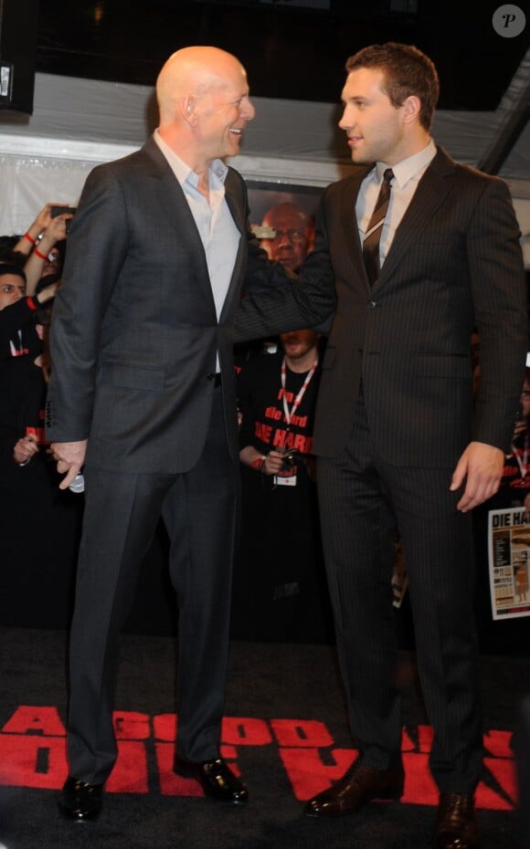 Bruce Willis et Jai Courtney complices pendant la première de Die Hard 5 à New York, le 13 février 2013.