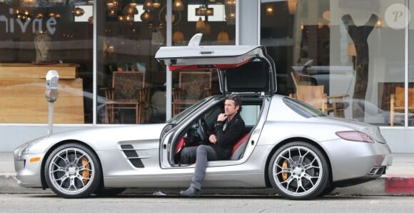 Patrick Dempsey et sa femme Jillian font du shopping à West Hollywood, le 19 février 2013. L'acteur s'est rendu dans le chic quartier avec sa Mercedes de sport.