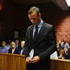 Oscar Pistorius, accusé du meurtre de sa petite amie Rrrva Steenkamp, lors de son second jour d'audience au tribunal de Pretoria le 20 février 2013