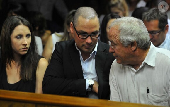 La famille d'Oscar Pistorius, sa soeur Aimee, son frère Carl et son père Henke lors du second jour d'audience au tribunal de Pretoria le 20 février 2013