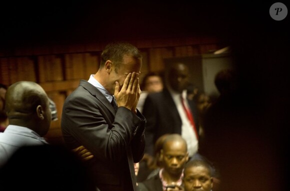 Oscar Pistorius, accusé du meurtre de sa compagne Reeva Steenkamp, au tribunal de Pretoria le 15 février 2013