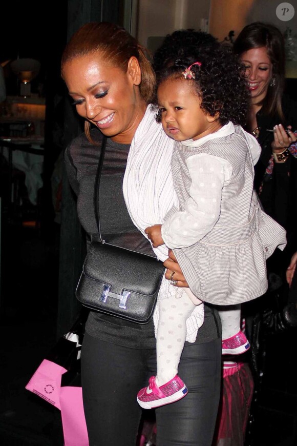 Mel B, ex-membre des Spice Girls, emmène ses filles Phoenix, Angel et Madison dîner au restaurant Mr.Chow à Beverly Hills, le 19 février 2013. Elle porte dans ses bras la petite Madison.