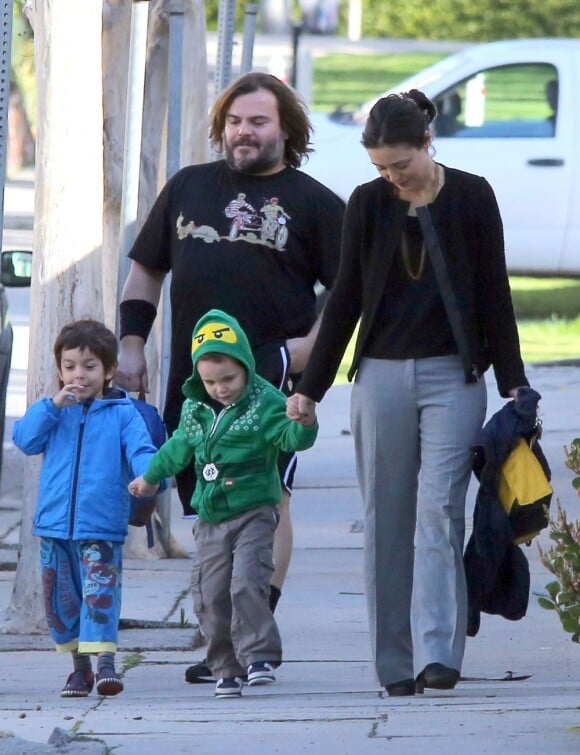 Jack Black et sa femme Tanya emmènent leurs fils Samuel et Thomas à l'école à Los Angeles, le 20 février 2013.