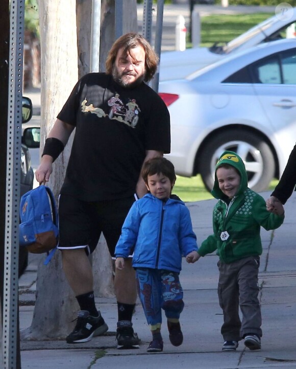 L'acteur Jack Black et sa femme Tanya emmènent leurs fils Samuel et Thomas à l'école à Los Angeles, le 20 février 2013.