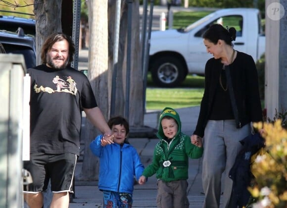 Jack Black et son épouse Tanya emmènent leurs fils Samuel et Thomas à l'école à Los Angeles, le 20 février 2013.