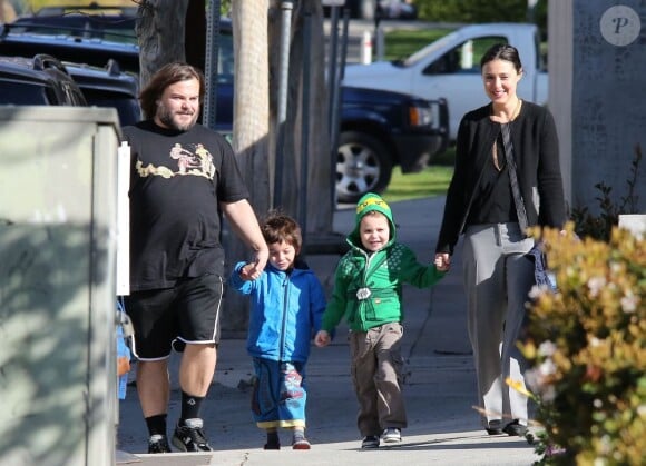 Jack Black et sa femme Tanya emmènent leurs enfants Samuel et Thomas à l'école à Los Angeles, le 20 février 2013.