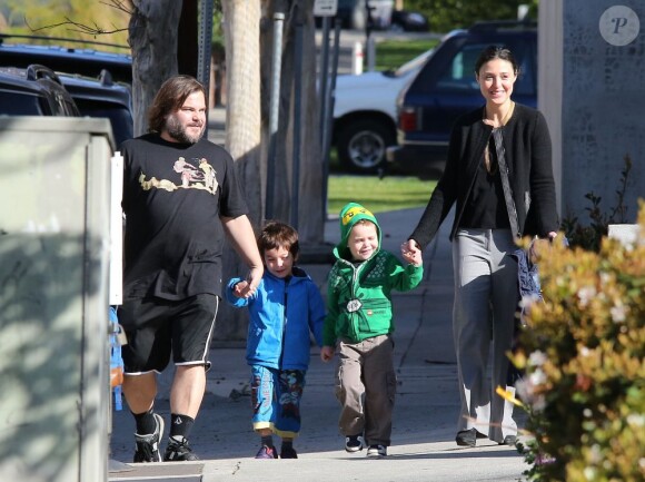 Jack Black et sa femme Tanya emmènent leurs fils Samuel et Thomas à l'école à Los Angeles, le 20 février 2013.