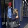 Fergie, enceinte, et son mari Josh Duhamel vont déjeuner dans une pizzeria après avoir fait du shopping à Londres, le 21 février 2013.