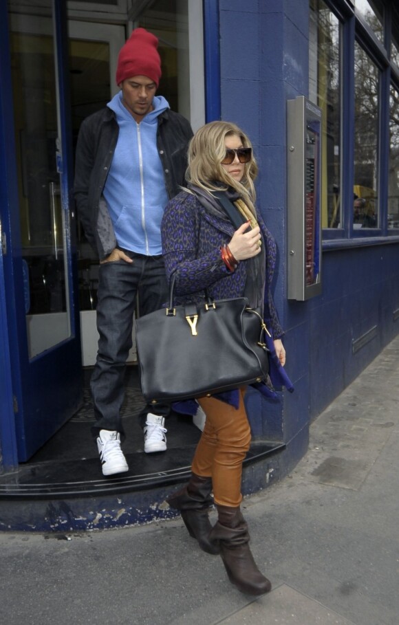 Fergie, enceinte, et son mari Josh Duhamel vont déjeuner dans une pizzeria après avoir fait du shopping à Londres, le 21 février 2013.