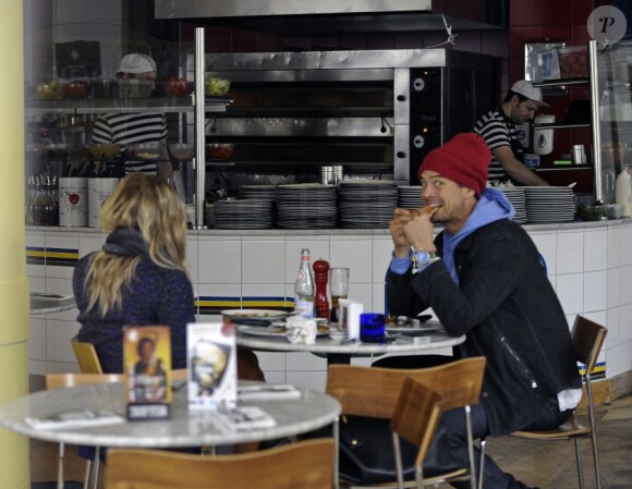 Fergie, enceinte, et son mari Josh Duhamel déjeunent dans une pizzeria après avoir fait du shopping à Londres, le 21 février 2013.