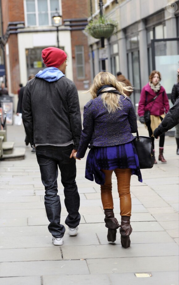Fergie, enceinte, et son mari Josh Duhamel vont déjeuner dans une pizzeria après avoir fait du shopping à Londres, le 21 février 2013.
