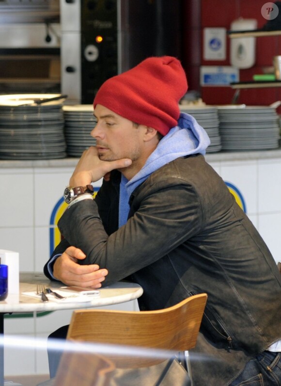 Fergie, enceinte, et son mari Josh Duhamel vont déjeuner dans une pizzeria après avoir fait du shopping à Londres, le 21 février 2013.