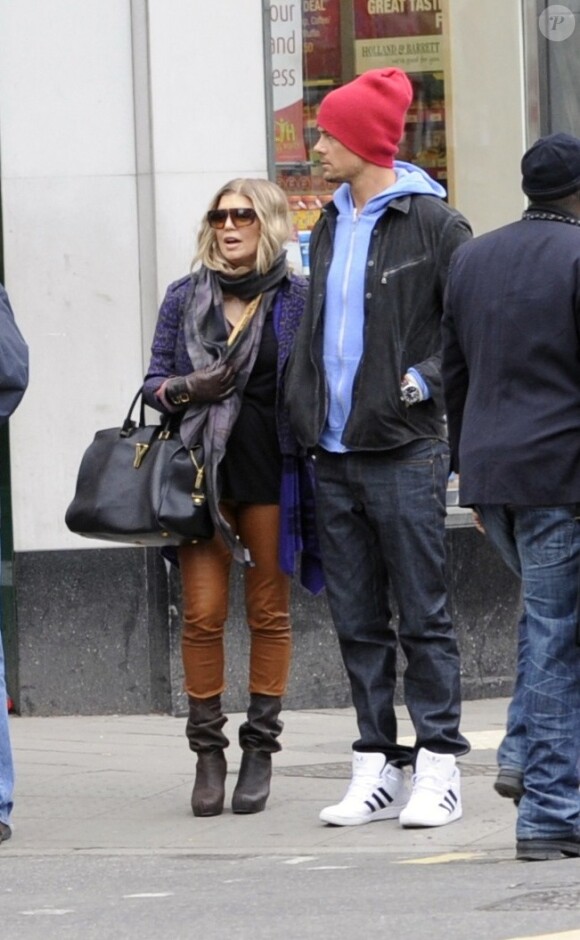 Fergie et son mari Josh Duhamel vont déjeuner dans une pizzeria après avoir fait du shopping a Londres, le 21 février 2013.