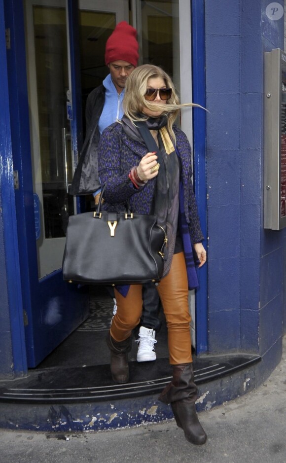 Fergie, enceinte, et son mari Josh Duhamel vont déjeuner dans une pizzeria apres avoir fait du shopping à Londres, le 21 fevrier 2013.