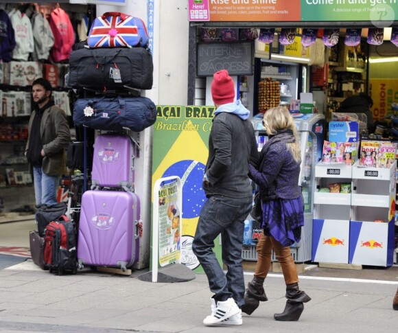 Fergie, enceinte, et son mari Josh Duhamel vont déjeuner dans une pizzeria après avoir fait du shopping à Londres, le 21 février 2013.