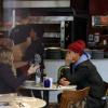 Fergie, enceinte, et son mari Josh Duhamel déjeunent dans une pizzeria après avoir fait du shopping à Londres, le 21 février 2013.