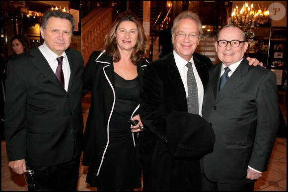 Christian Azzopardi, Bernard et Zana Murat et Francis Nani lors de la remise à ce dernier des insignes de commandeur dans l'ordre des Arts et des Lettres, au Théâtre du Palais-Royal, à Paris en décembre 2007.
