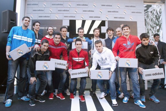 Angel di Maria, Karim Benzema, Xabi Alonso, Iker Casillas, Kaka et les joueurs du Real Madrid lors de l'inauguration de la nouvelle boutique Adidas au stade Santiago Bernabeu de Madrid le 21 février 2013