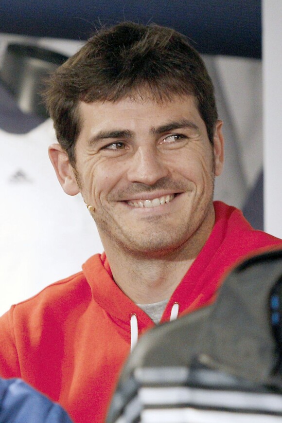 Iker Casillas lors de l'inauguration de la nouvelle boutique Adidas au stade Santiago Bernabeu de Madrid le 21 février 2013