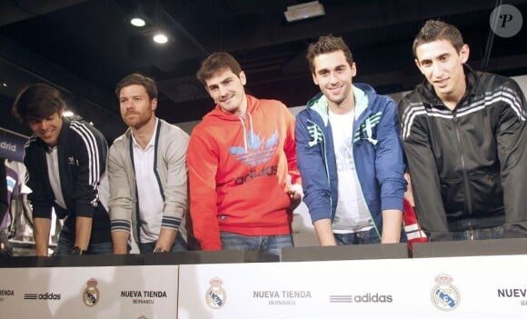 Kaka, Xabi Alonso, Iker Casillas, Alvaro Abeloa et Angel di Maria lors de l'inauguration de la nouvelle boutique Adidas au stade Santiago Bernabeu de Madrid le 21 février 2013