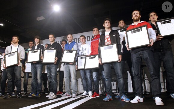 Les joueurs du Real Madrid et leurs empreintes lors de l'inauguration de la nouvelle boutique Adidas au stade Santiago Bernabeu de Madrid le 21 février 2013