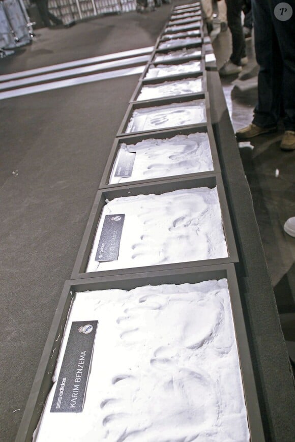 Les empreintes laissées par les joueurs du Real Madrid lors de l'inauguration de la nouvelle boutique Adidas au stade Santiago Bernabeu de Madrid le 21 février 2013