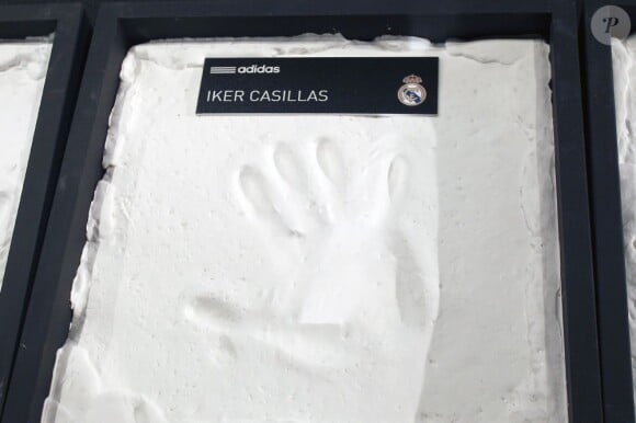 L'empreinte d'Iker Casillas lors de l'inauguration de la nouvelle boutique Adidas au stade Santiago Bernabeu de Madrid le 21 février 2013
